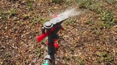 Sulama sistemi. Fıskiyeler vızıldıyor kuru çimenler sulanıyor