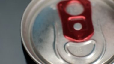 Kola kutusunu parmaklarıyla açmaya çalışan adam başarısız oldu.