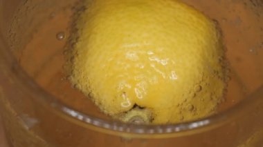 İçinde limon olan bir bardak bira.
