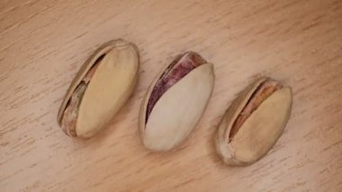 Satıcı, Pistachio 'lardan birini tüm yüzeyinde tutuyor..