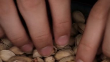 Satıcı, Pistachio 'lardan birini tüm yüzeyinde tutuyor..
