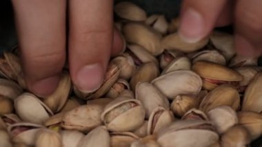 Satıcı, Pistachio 'lardan birini tüm yüzeyinde tutuyor..