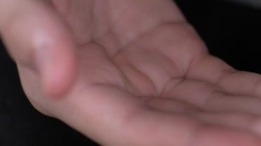 Hap şişesinden dökülen haplar erkeklerin avuç içi makrosu.