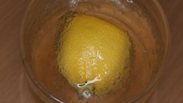 Sklenice piva s čerstvým citronem uvnitř — Stock video