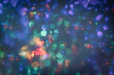 Odaklanamayan Xmas ışıkları. Mor gök mavisi renkli bokeh ile koyu renkli vignette.