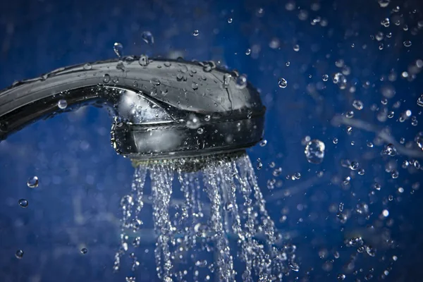 Mavi Banyo Duvarının Önündeki Duş Başlığında Damlaları Uçuşuyor Fotokopi Çekiliyor — Stok fotoğraf