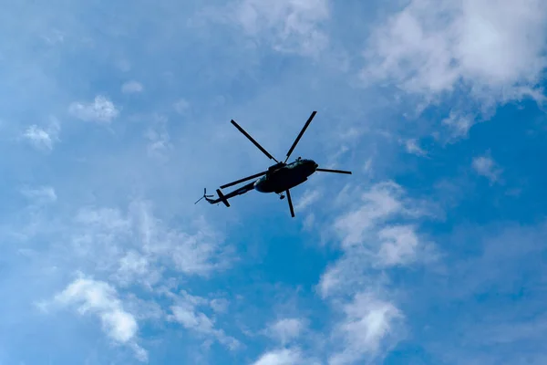 Nowoczesny Helikopter Wystrzelony Błękitne Zachmurzone Niebo Dołu Dużo Miejsca Kopie — Zdjęcie stockowe