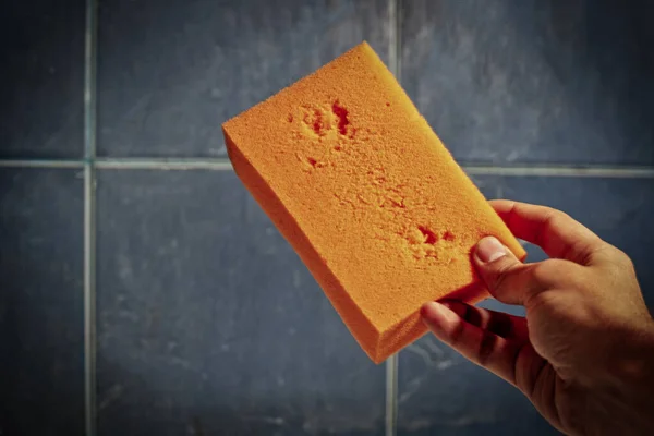 Oranje Spons Voor Het Wassen Mannen Hand Badkamer Kopieerruimte Tegelwand — Stockfoto