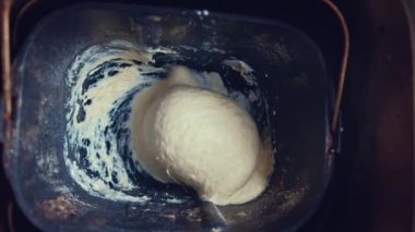 Ekmek makinesine karıştırılmış taze hamur.