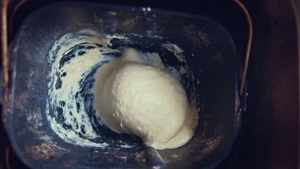 Змішування свіжого тіста у хлібопічці — стокове відео
