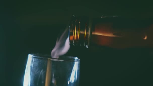 Z láhve vychází proud páry a likéru, symbolizující zlého ducha alkoholu. — Stock video