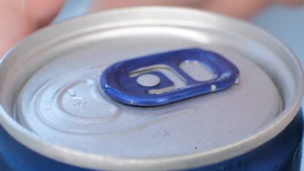Boy está tentando abrir a lata de refrigerante com abridor azul, tiro macro, estilo de mão. — Vídeo de Stock