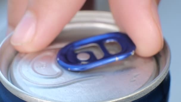 Chico está abriendo lata de refresco con abrelatas azules, macro disparo — Vídeo de stock