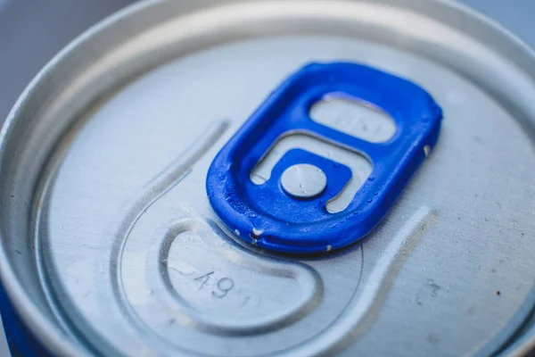 Geschlossene Aluminium Getränkedose Mit Blauem Öffner Deckelmakro — Stockfoto