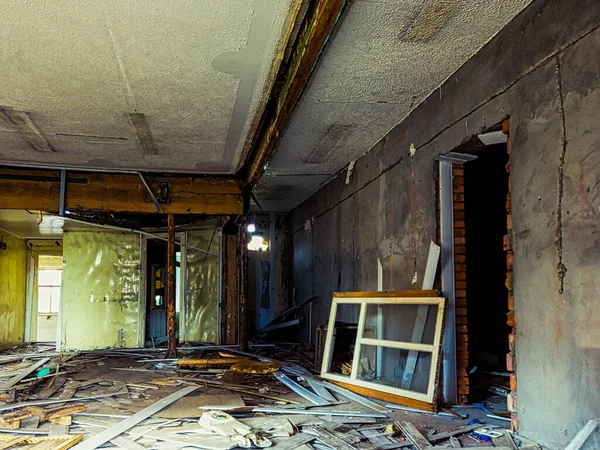Заброшенная Разрушенная Комната Затоплена Строительными Обломками — стоковое фото