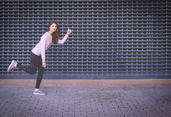 Una Corredora Chica Pelirroja Está Fingiendo Mientras Corre Pie Sobre —  Fotos de Stock