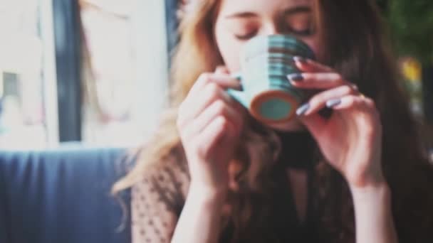 Te dryck kvinna café — Stockvideo