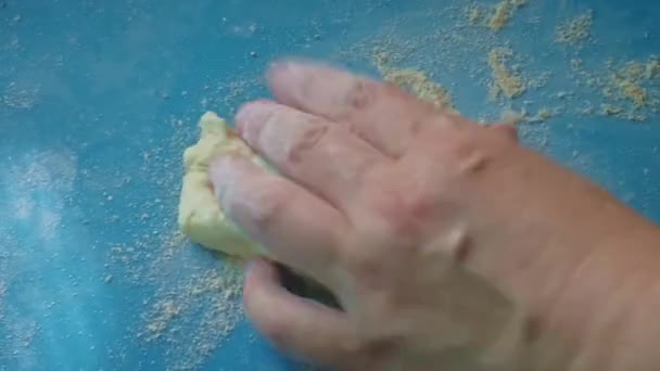작은 반죽을 분리 한 다음, 작은 붉은 압착 핀으로 파이를 만들기 위해 반죽을 팝니다. — 비디오