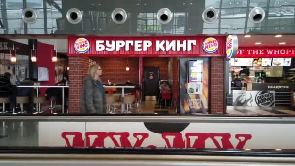 Moscú, Rusia, 23 de febrero de 2020: BurgerKing Restaurante de comida rápida en el aeropuerto de Vnukovo — Vídeos de Stock