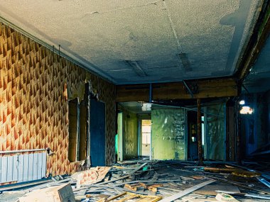 Yıkılmış oda inşaat atıklarıyla dolup taşıyor.