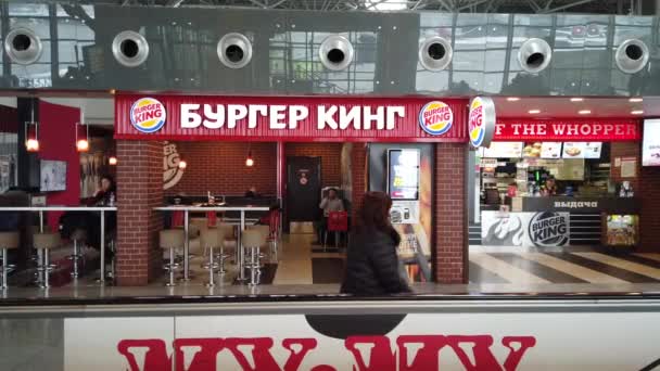 Μόσχα, Ρωσία, 23 Φεβρουαρίου 2020: Fast food restourant στο αεροδρόμιο Vnukovo — Αρχείο Βίντεο