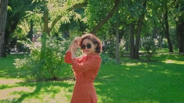 Koreai lány pózol photoshot a városi parkban — Stock videók