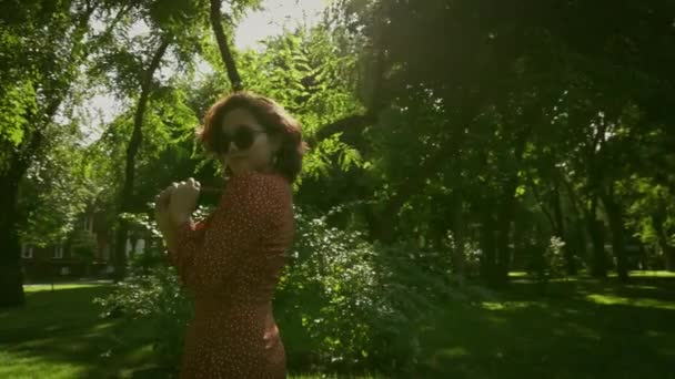 Koreli bir kız gündüz güneşinde yaz parkında poz veriyor.. — Stok video