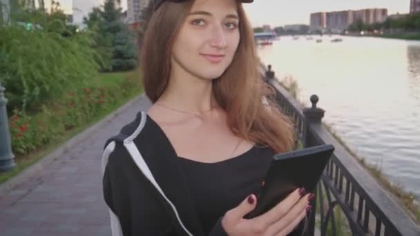 Chica en la calle usando almohadilla — Vídeo de stock