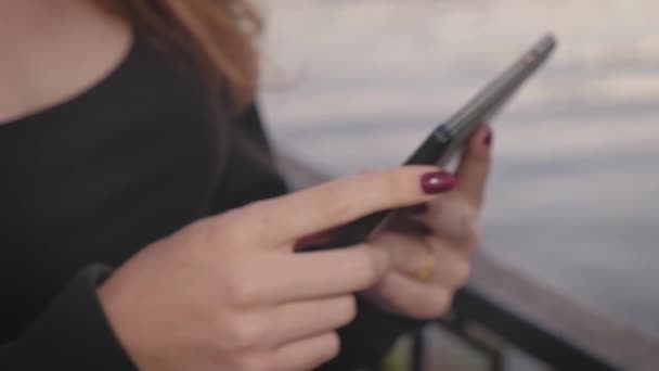 Mädchen bedient Touchscreen des Tablet-PCs — Stockvideo