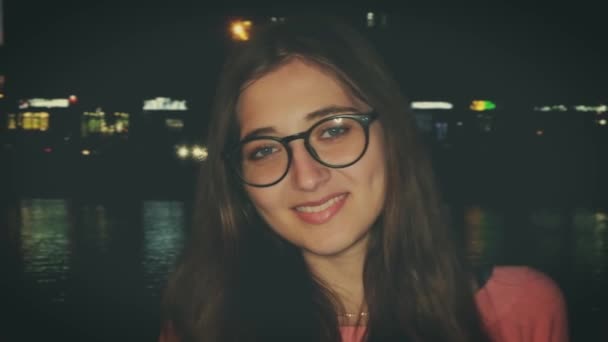 Natt handhållen bild av flicka ansikte med glasögon — Stockvideo