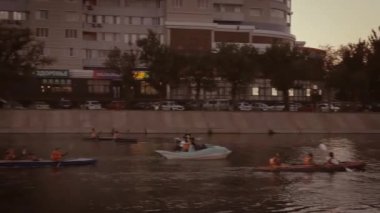 Astrakhan, Rusya, 10 Eylül 2020: Birçok insan kano ve diğer su ekipmanlarını kullanıyor ve su üzerinde eğleniyor