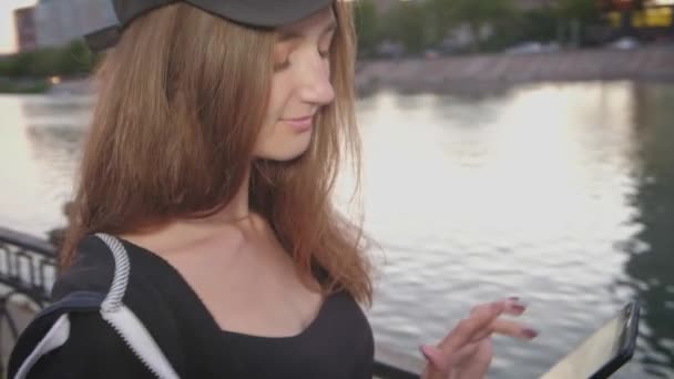 Hodná holka používá počítačovou pánev stojící na náspu — Stock video