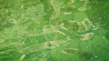 su yüzeyi dalgalı yeşil renk