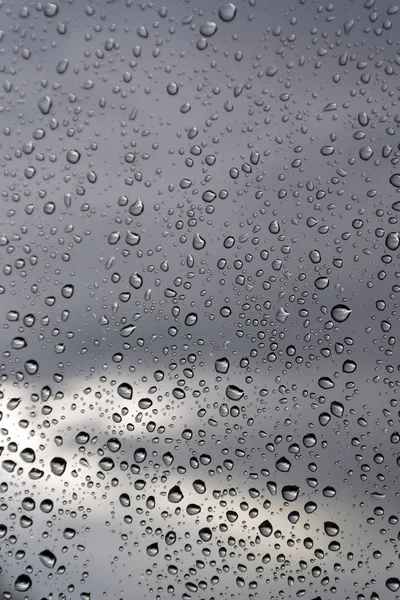 Gouttes d'eau sur une fenêtre verre, jour de pluie — Photo