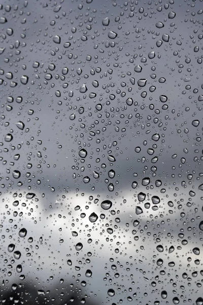 窓からすの水滴は雨の日 — ストック写真