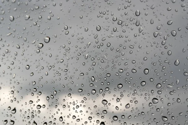 Wassertropfen auf ein Fensterglas, regnerischer Tag — Stockfoto