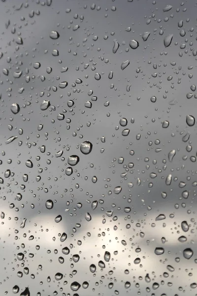 Wassertropfen auf ein Fensterglas, regnerischer Tag — Stockfoto