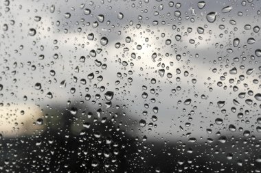 Pencereye yağmur damlaları