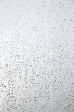 Pencereye yağmur damlaları