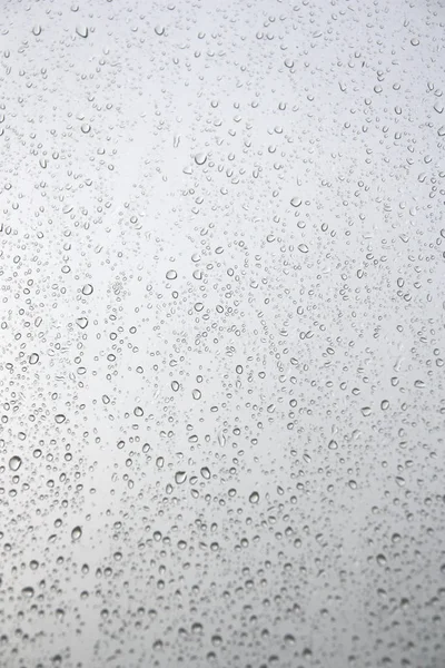 Pencereye yağmur damlaları
