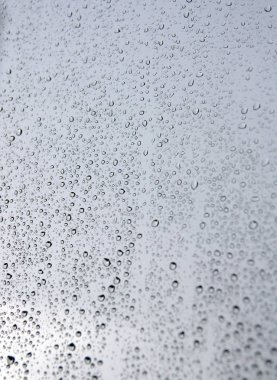 Pencereye yağmur damlaları