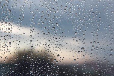 Pencereye yağmur damlaları