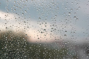 Pencereye yağmur damlaları