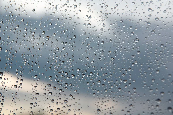 Pencereye yağmur damlaları