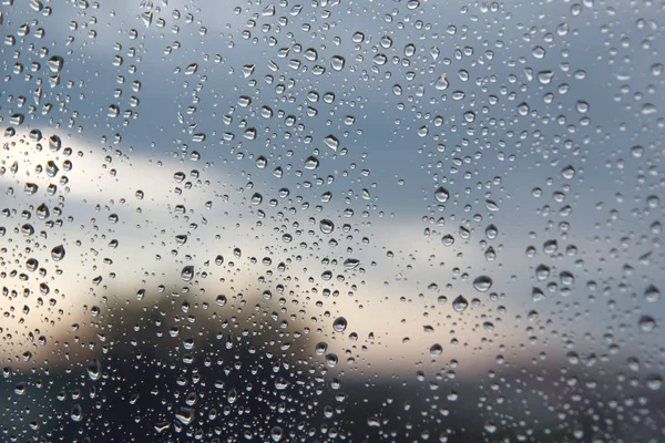 Pencereye yağmur damlaları