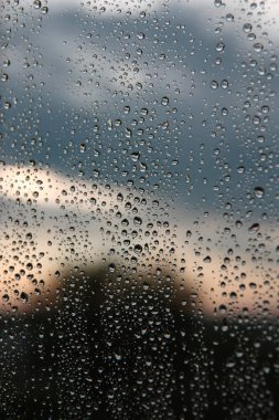 Pencereye yağmur damlaları