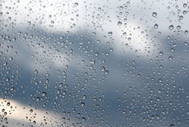 Pencereye yağmur damlaları