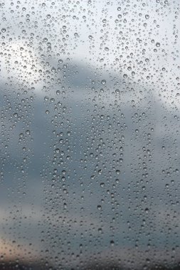 Pencereye yağmur damlaları