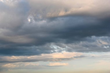 güzel bir akşam gökyüzü