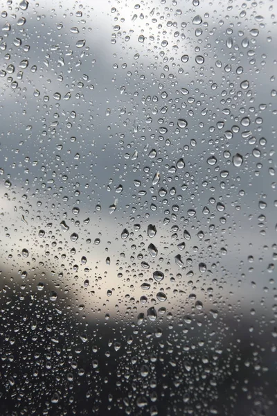 窓に雨が降り — ストック写真